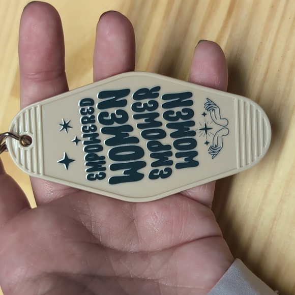Empowered women empower women light brown key chain - Picture 2 of 2
